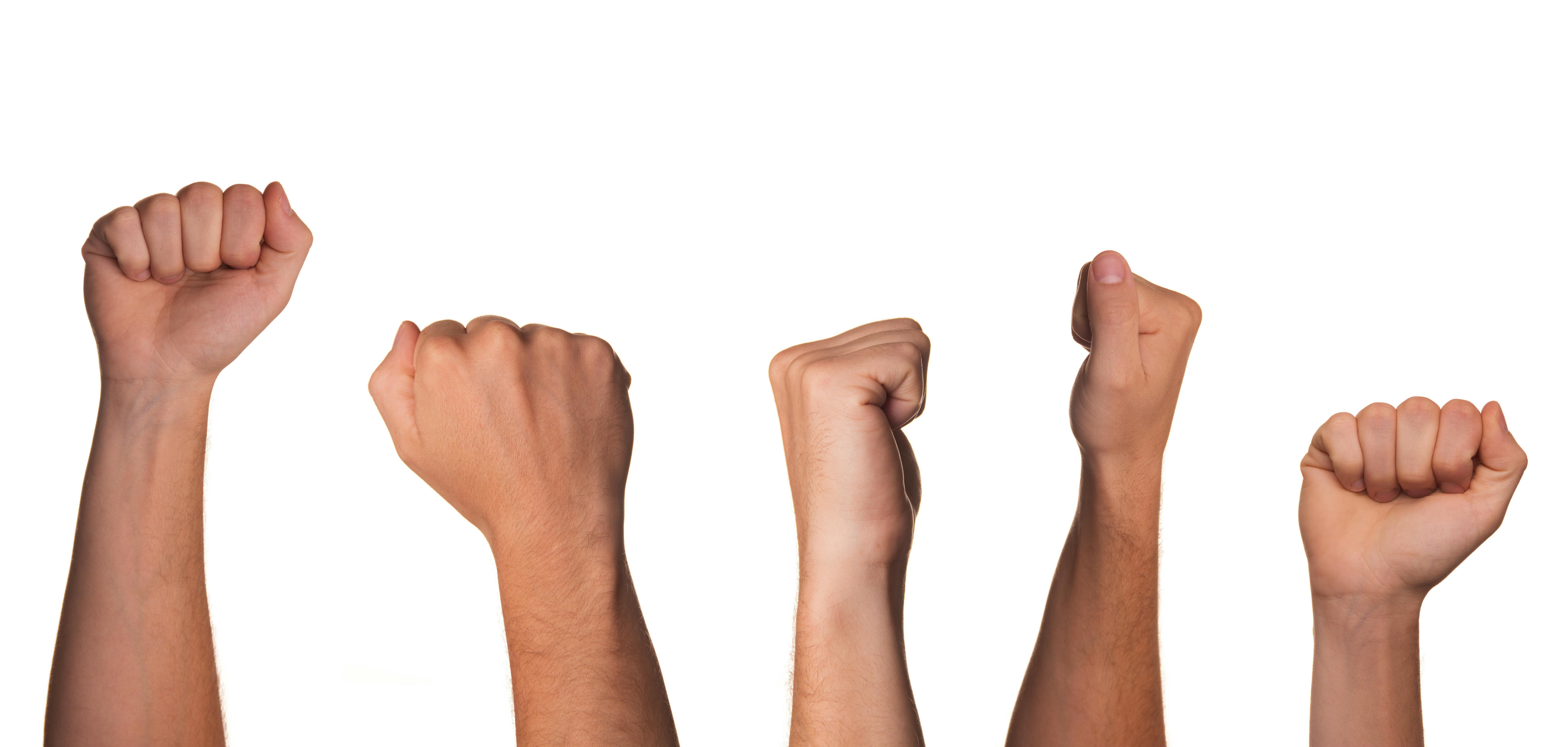 Drie gebalde vuisten.