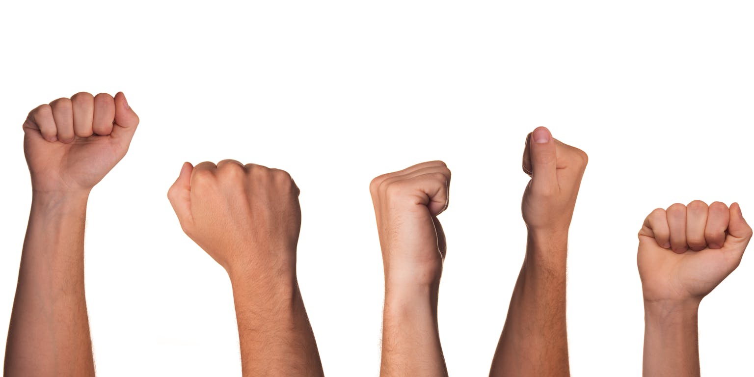 Drie gebalde vuisten.