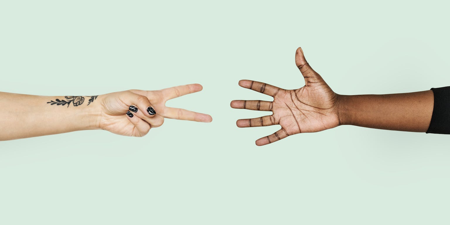 steenpapierschaar spelletje met handen, de ene hand maakt het schaar gebaar, het andere het papiergebaar