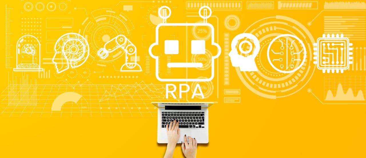 Ik vroeg aan ChatGPT wat een geschikte titel was voor mijn blog. handen tikken op toetsenbord computer met tekentjes van robots en andere computertekentjes om zich heen met gele achtergrond