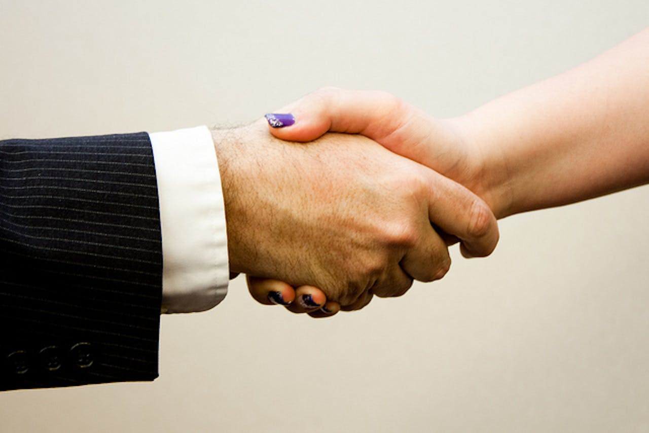 Mag je verwachten dat iemand je de hand schudt?
