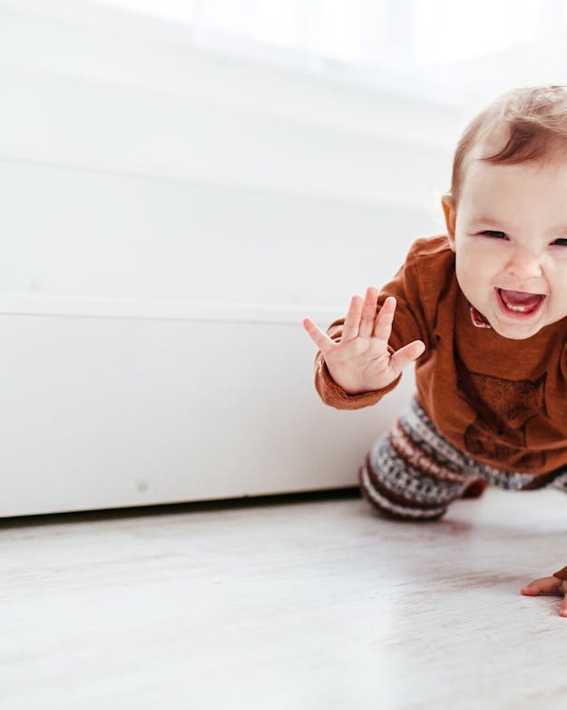 Kruipende peuter Kruipende peuter