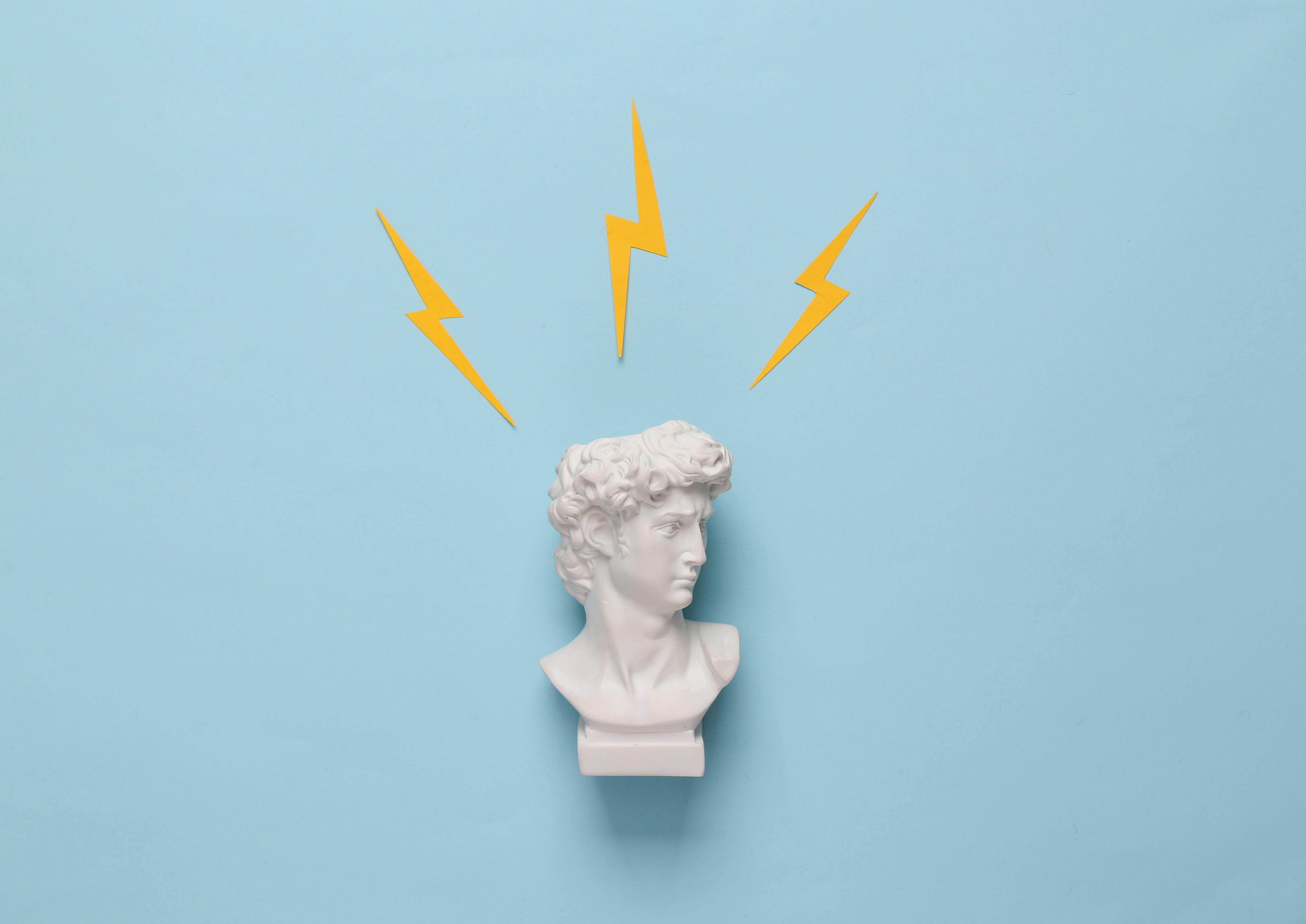 David standbeeld met elektriciteitsvonkjes boven zijn hoofd