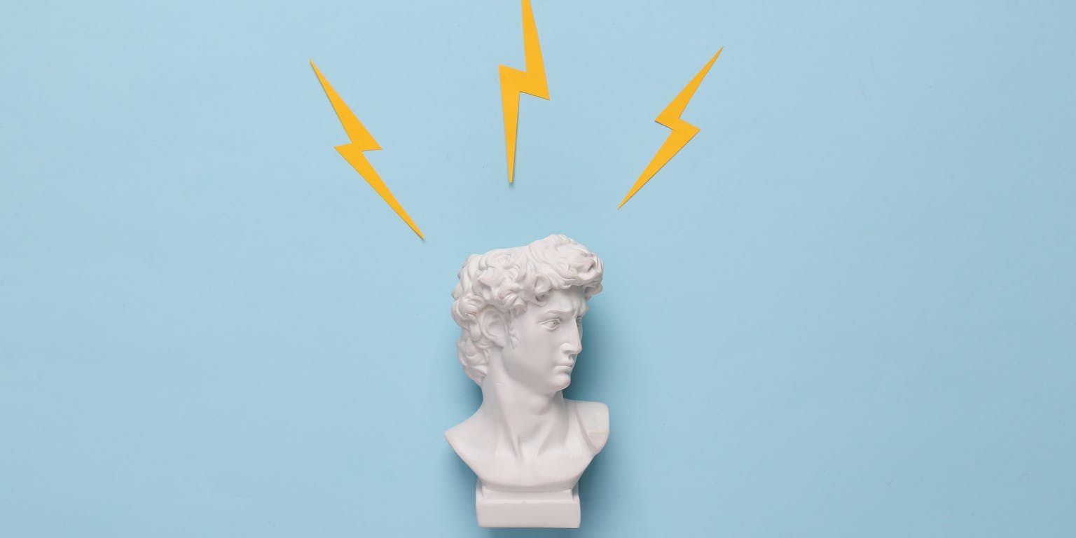 David standbeeld met elektriciteitsvonkjes boven zijn hoofd