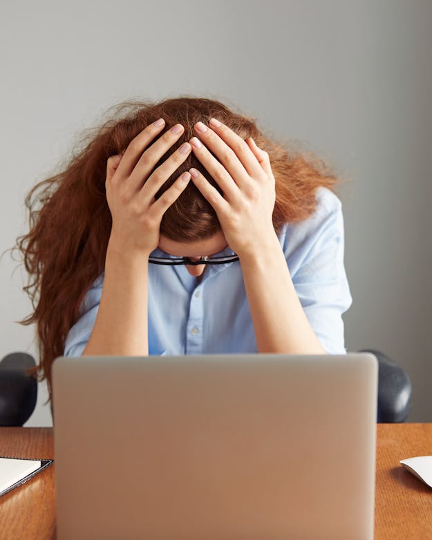 Vrouw met handen in het hoofd Vrouw met handen in het hoofd