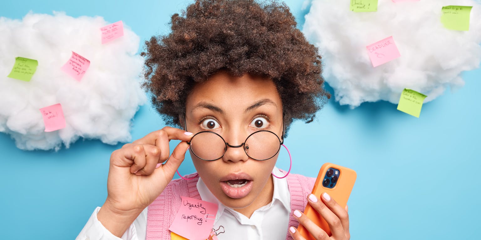 verbaasde jonge vrouw met telefoon