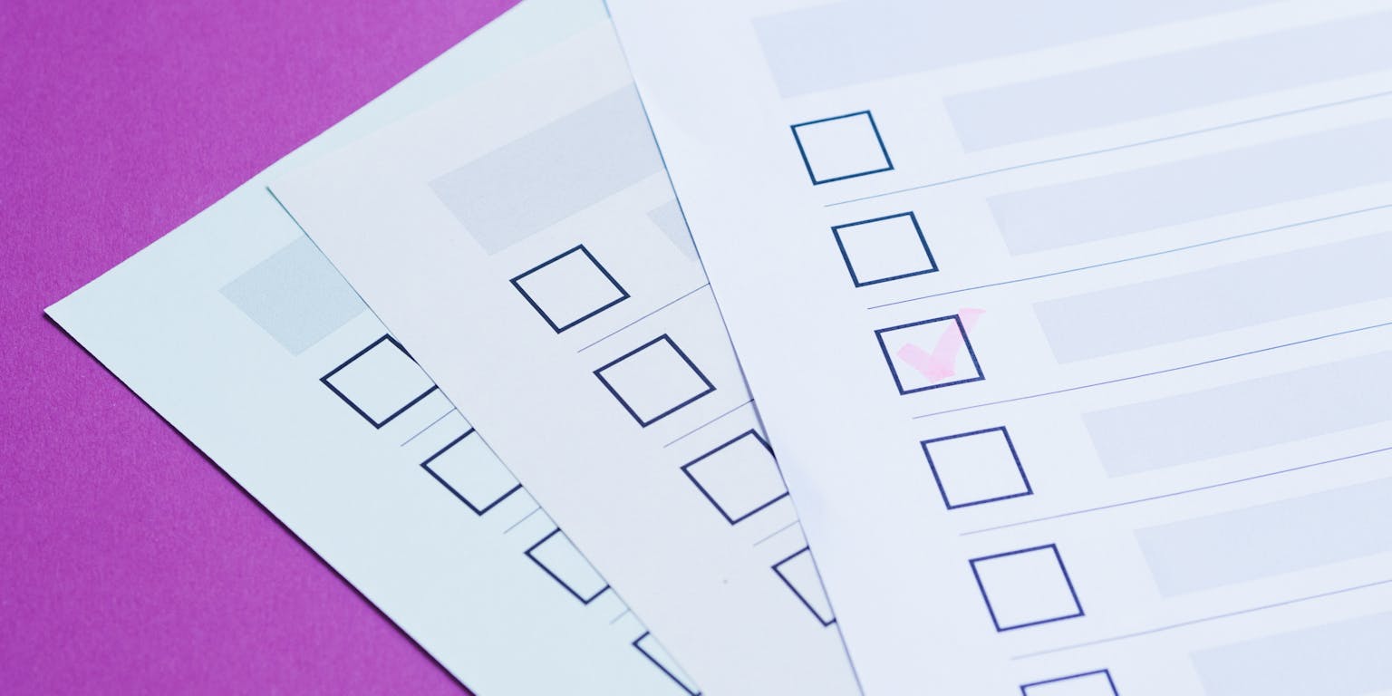 Een stapel stembiljetten. Eén vakje is aangevinkt.