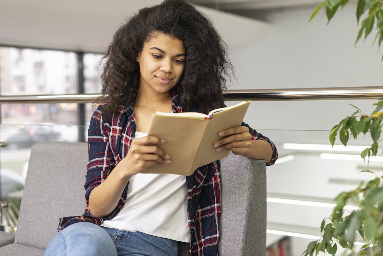 Jonge vrouw leest geïnteresseerd een boek