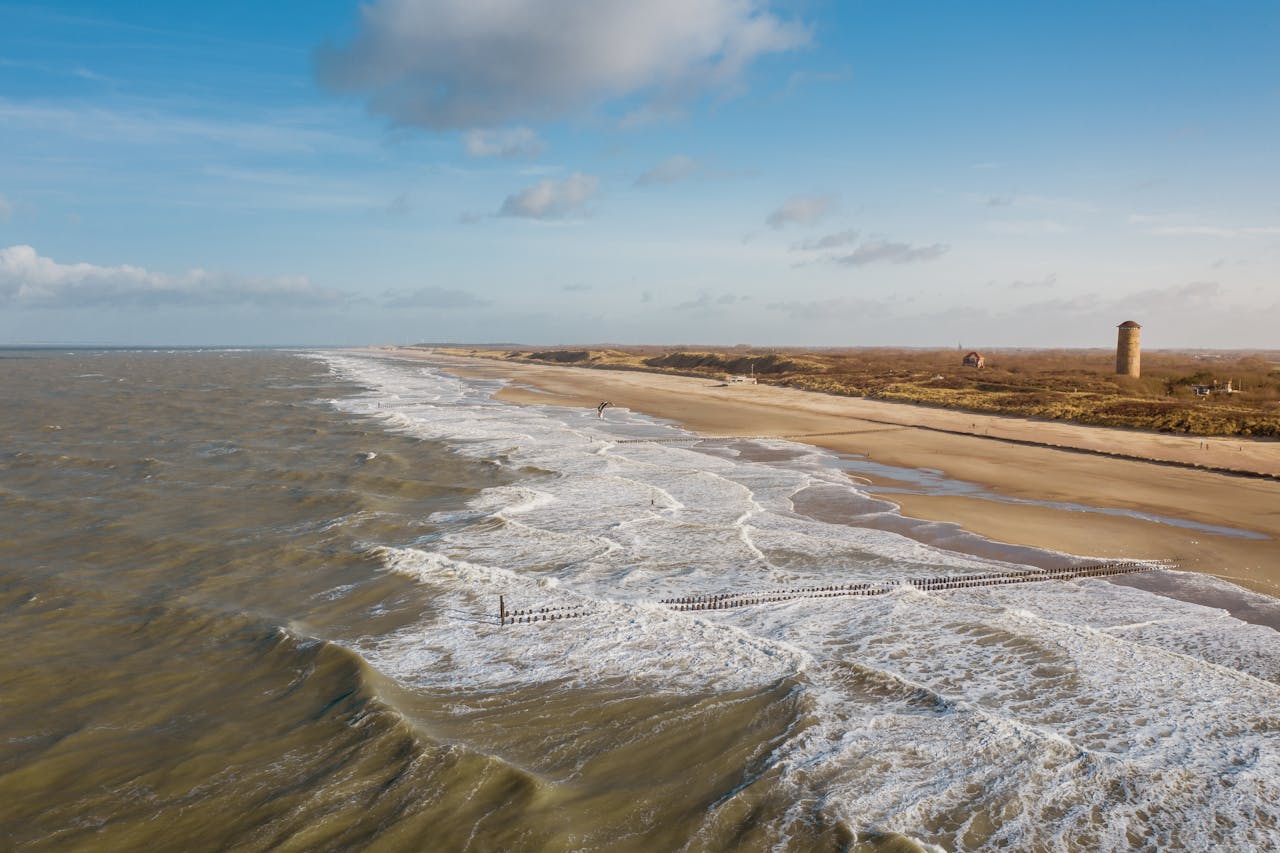 Met weermodellen wil ik beter inschatten hoe extreem een storm kan worden. luchtfoto van de zee bij Domburg, met golven die breken op de kust