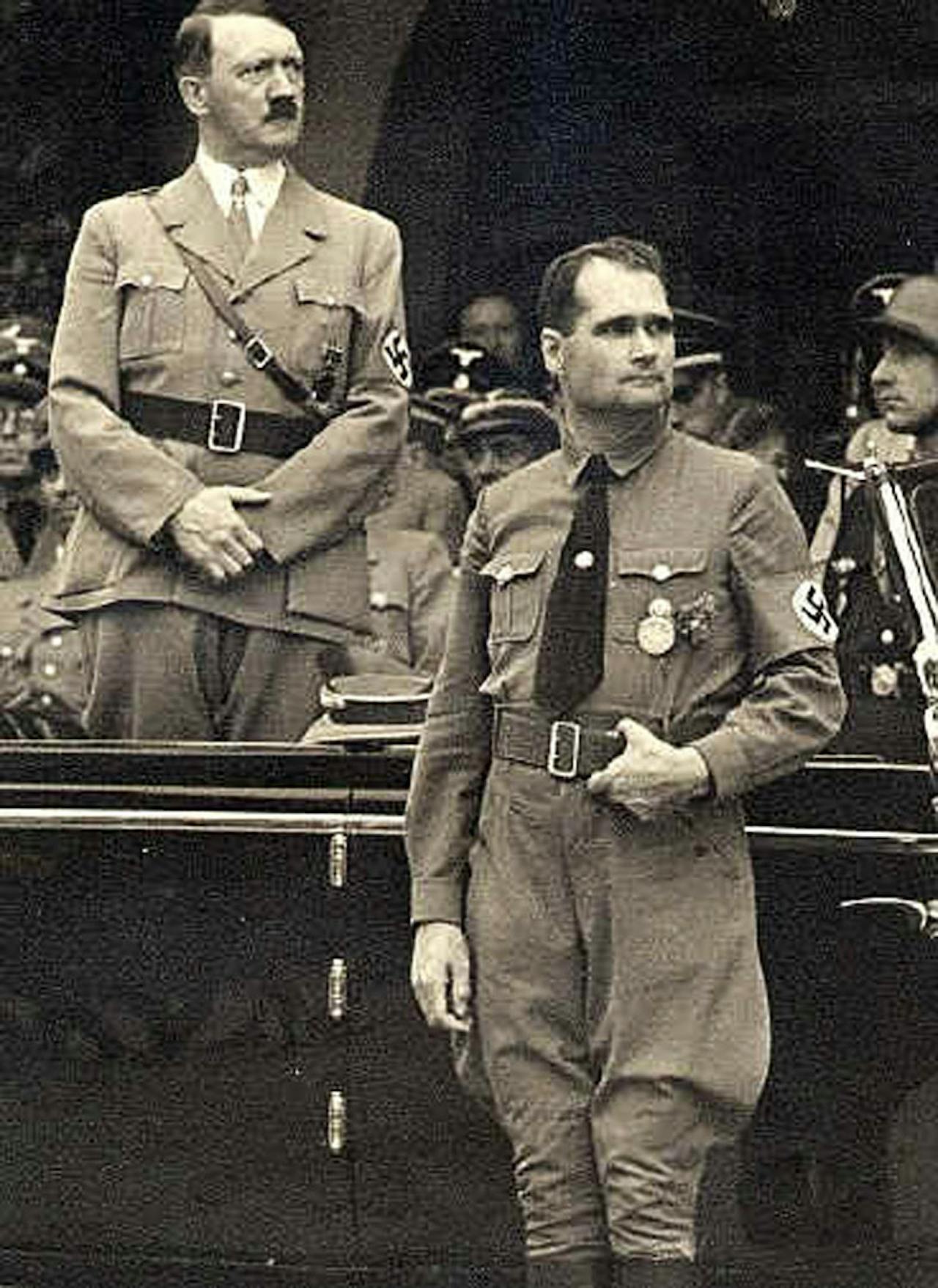 Een foto in sepia van Hitler en Rudolf Hess, zijn persoonlijke secretaris.