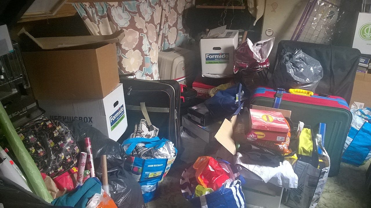 Een kamer met veel spullen erin.