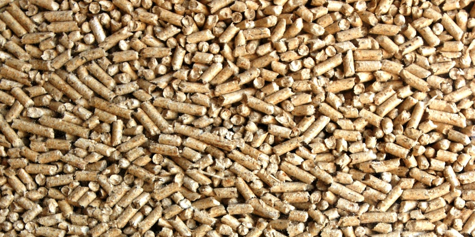 Een close-up beeld van een stapel houtpellets.