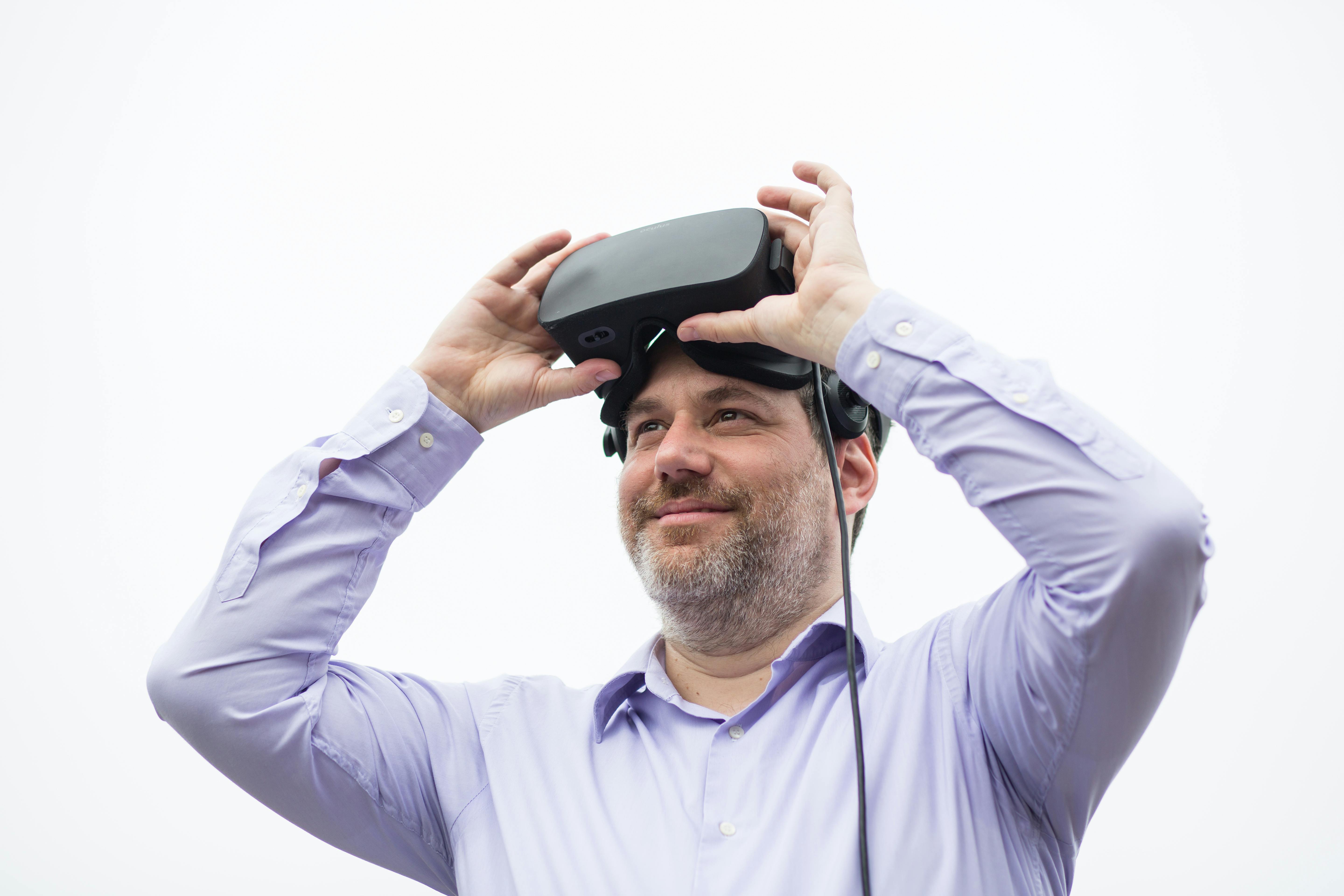 Een man met een VR-bril op zijn hoofd.