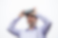 Een man met een VR-bril op zijn hoofd.