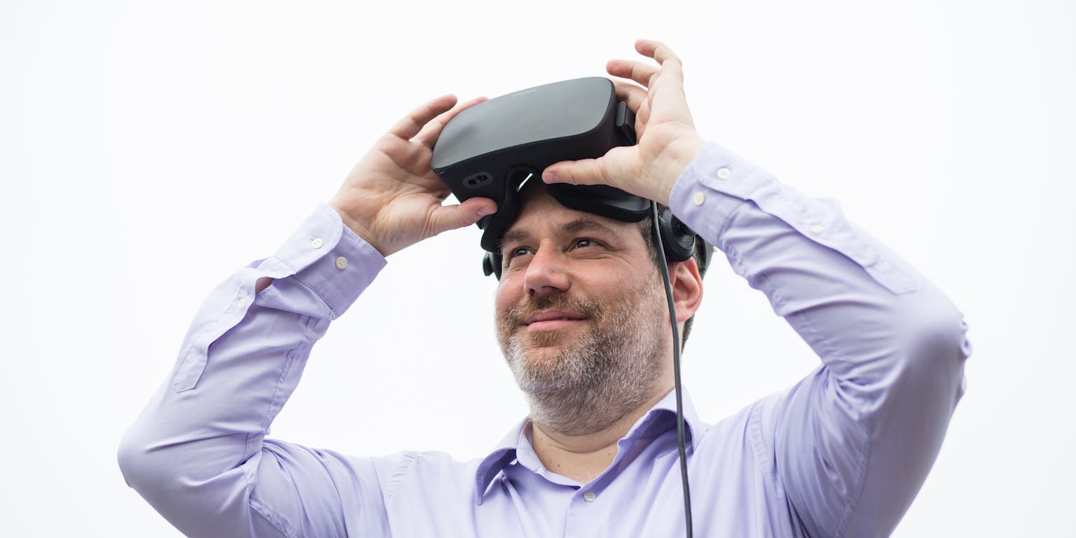 Een man met een VR-bril op zijn hoofd.