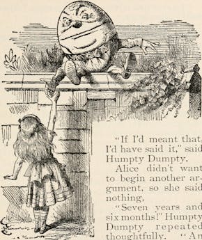Een afbeelding uit een boek. Alice uit Alice in Wonderland staat op de grond en kijkt omhoog. Zij reikt haar hand uit naar een ei-achtig figuur die op een hoge rand zit.