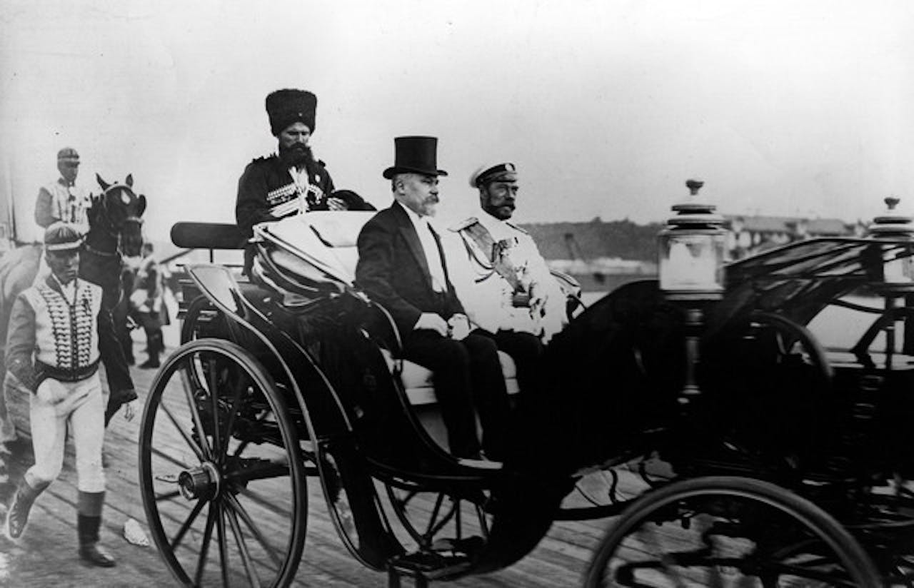 De Franse president Raymond Poincaré rijdt samen met de Russische tsaar Nicolaas II in Sint Petersburg.