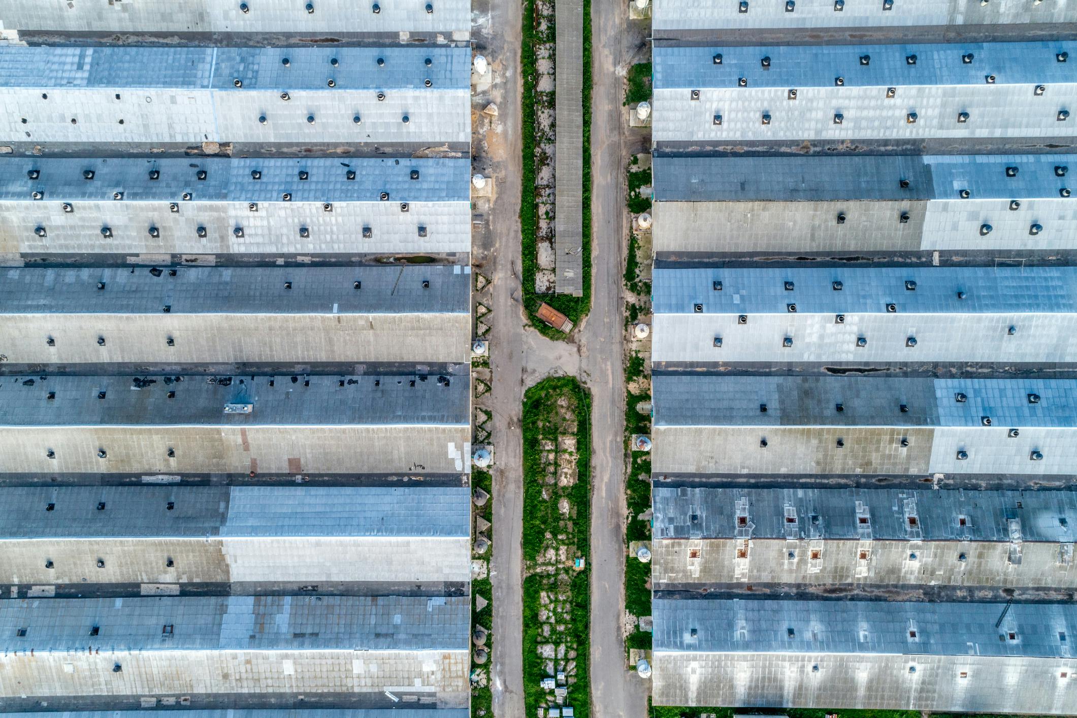 Een luchtfoto van een megastal.