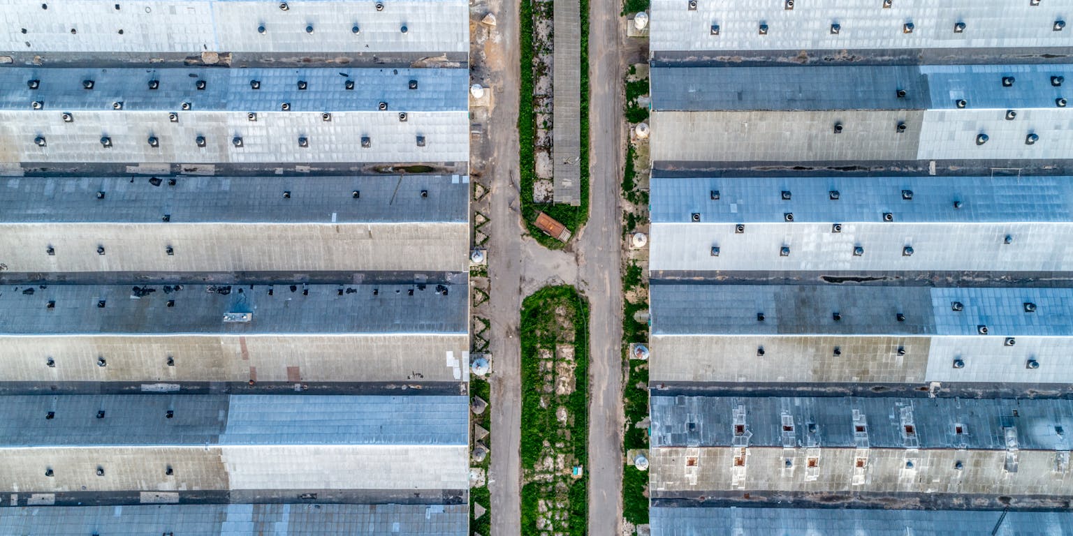 Een luchtfoto van een megastal.