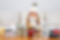 Vrouw achter tafel met noodpakket