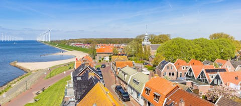 Urk: ooit een eiland in het IJsselmeer, inmiddels ingepolderd. Panoramische foto van Urk aan het IJsselmeer
