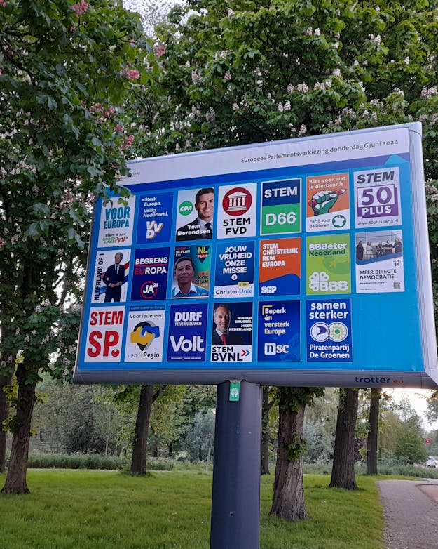 Bord met posters van de politieke partijen voor de verkiezingen voor het Europees Parlement op 6 juni 2024. Bord met posters van de politieke partijen voor de verkiezingen voor het Europees Parlement op 6 juni 2024.
