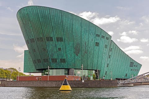 De palingen die in het Oosterdok bij NEMO zwemmen, hebben een reis van zo'n 6000 kilometer afgelegd. NEMO en Oosterdok