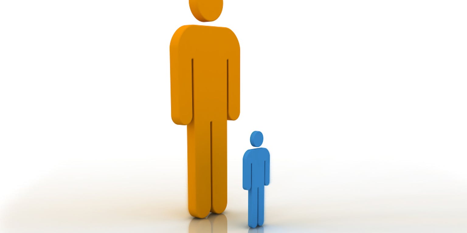 Een grote blauwe pop en een kleine gele pop staan naast elkaar.