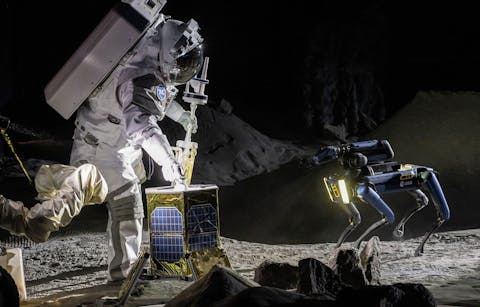 Een astronaut met robothond in LUNA. Een astronaut in wit pak staat in een grijs maanlandschap met tegenover zich een robothond.