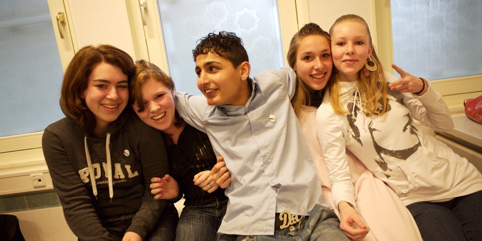 Een groep jongeren poseert voor een foto.