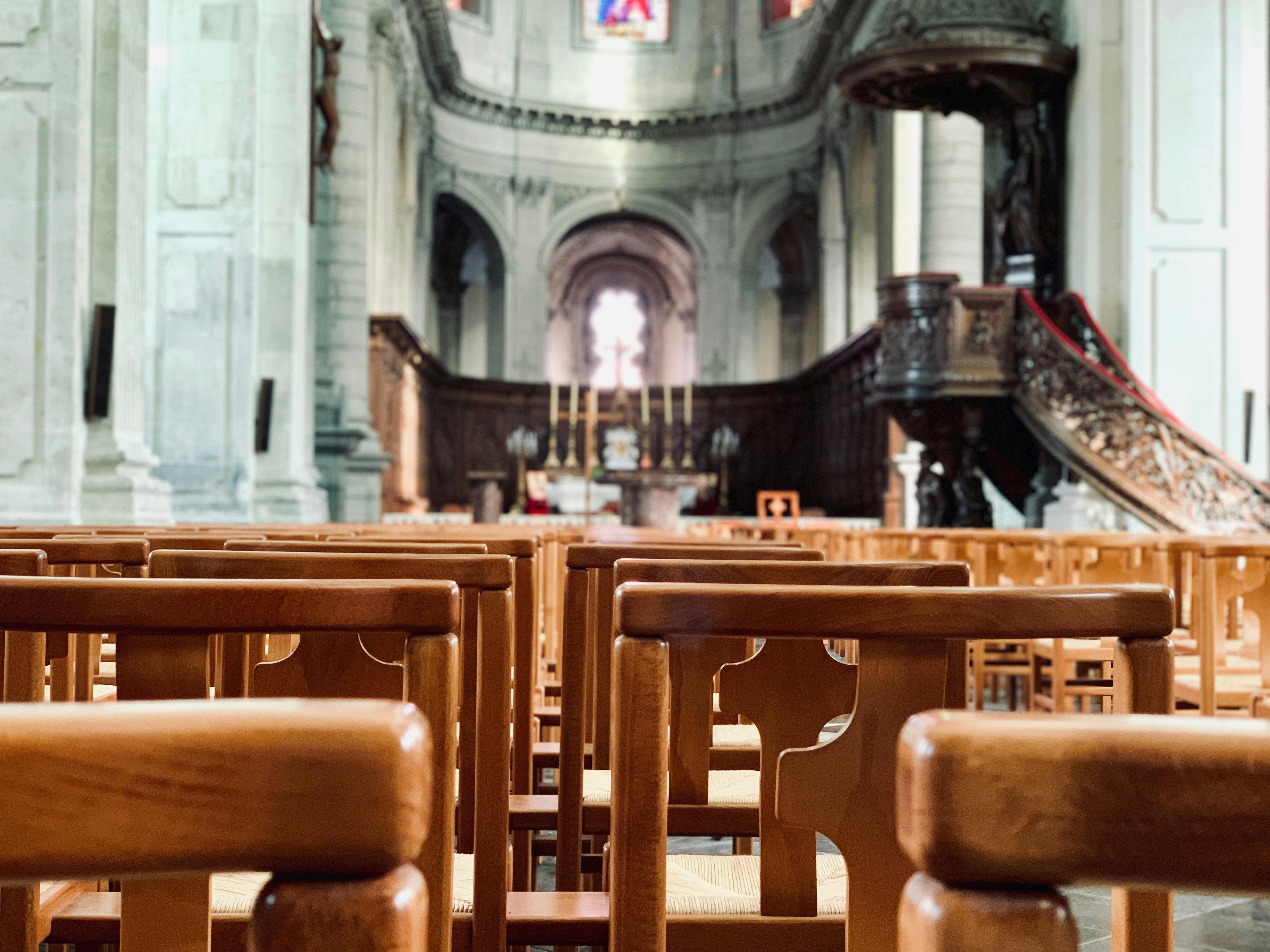 interieur van een kerk met kerkbanken