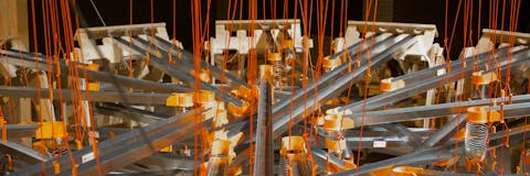 De installatie Packet Run is een knikkerbaan die visualiseert hoe data over het internet reist.