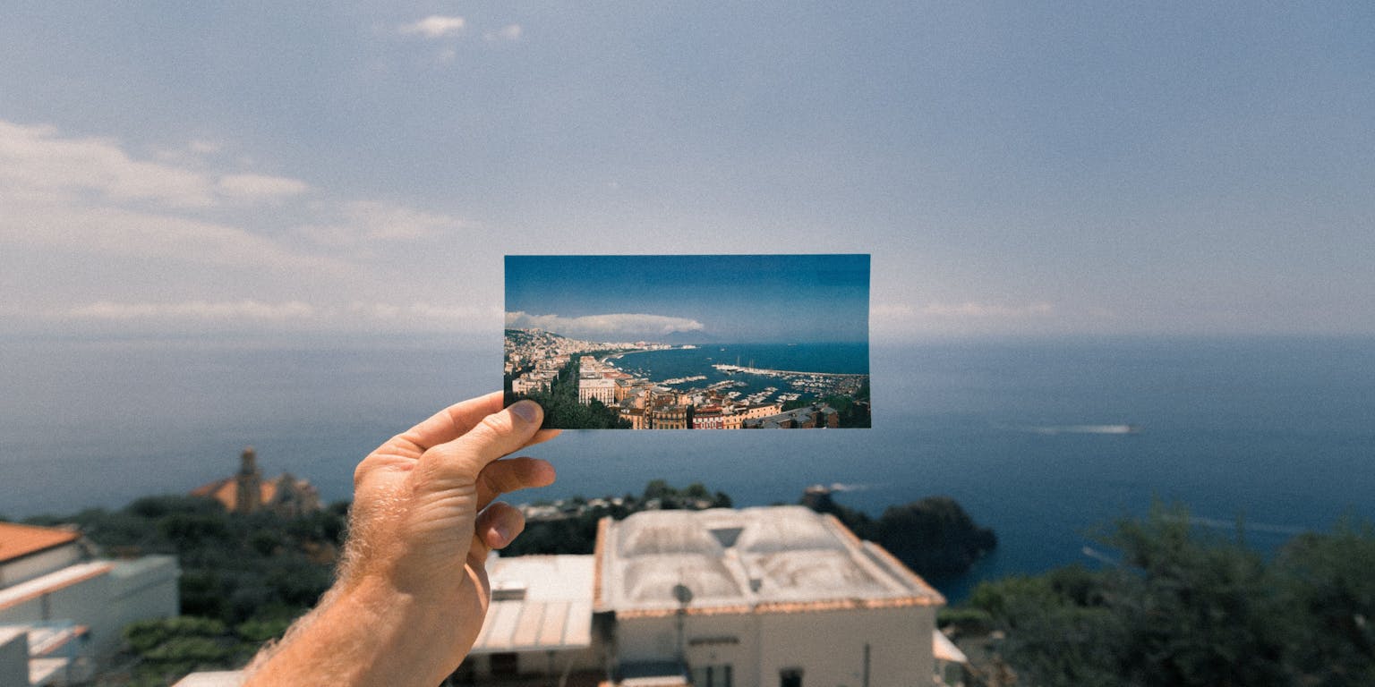 Een foto tegen een actuele achtergrond.