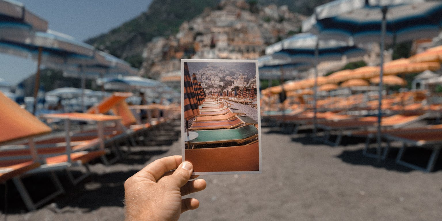 Een foto van een eerder genomen foto tegen dezelfde achtergrond.