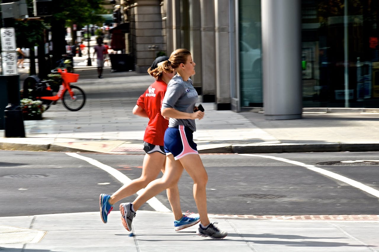 Twee hardlopende vrouwen in de stad.