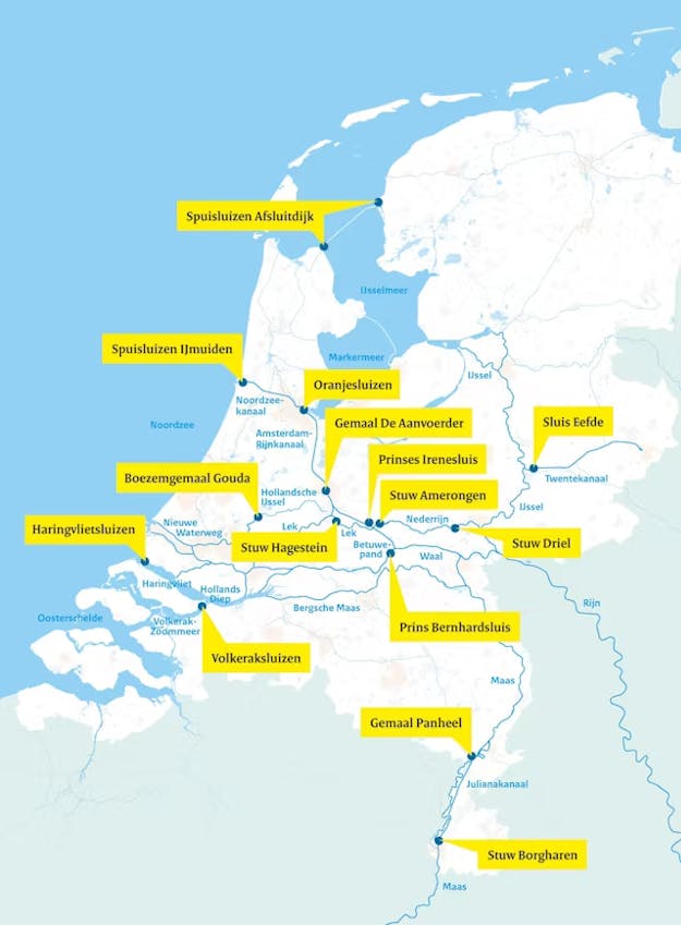 De sluizen, stuwen en gemalen die het water over Nederland verdelen dat via de Maas en Rijn binnenkomt. Kaart van Nederland, met daarop gele labels die de namen van sluizen, stuwen en gemalen aangeven.