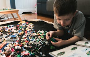 Een kind speelt met Lego.