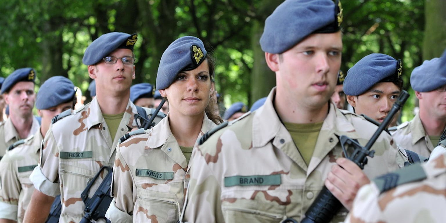 Een groep mensen in militaire uniformen staat in een rij.