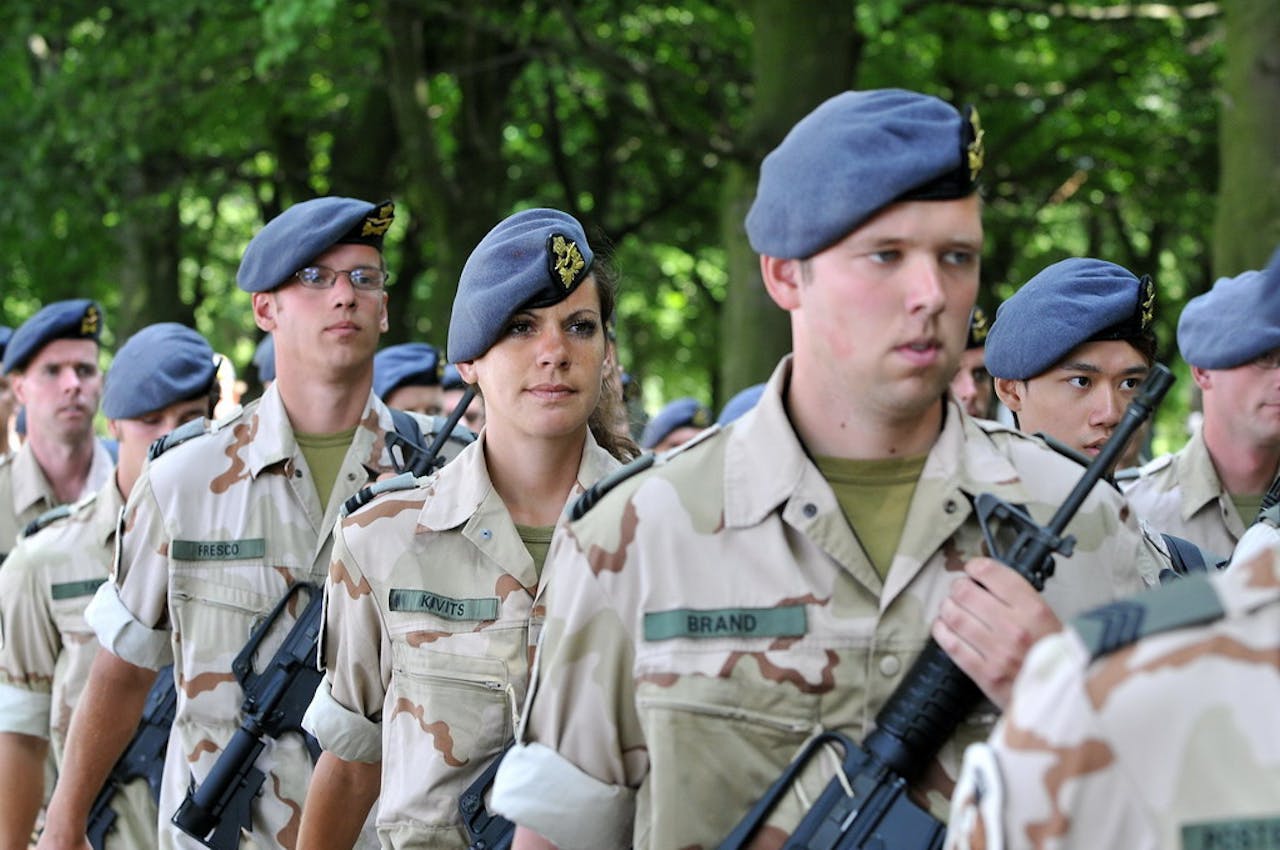 Een groep mensen in militaire uniformen staat in een rij.