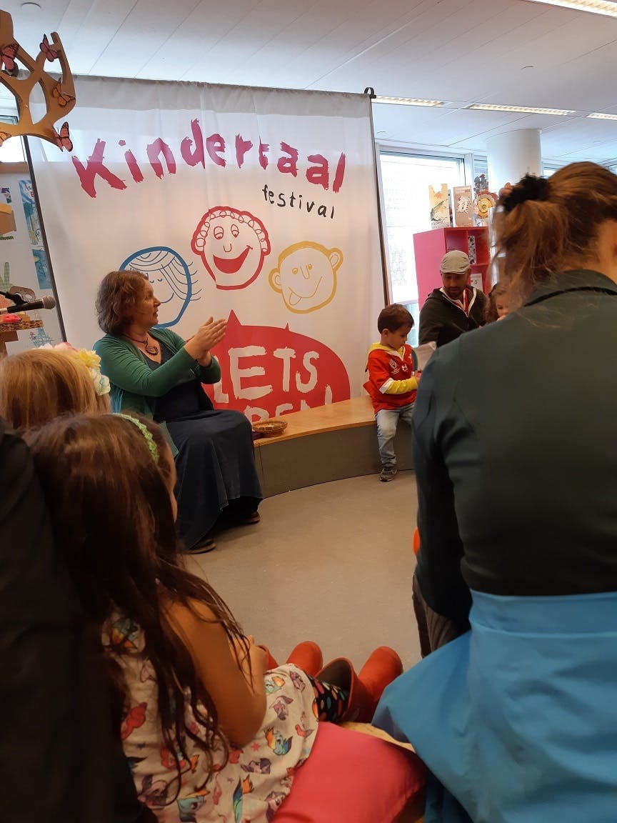 Kinderen die gebaren leren van een docent tijdens het Kindertaal festival.