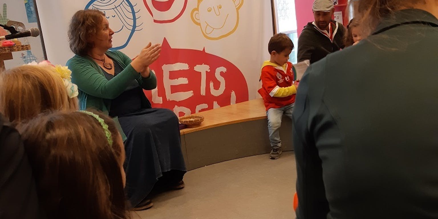 Kinderen die gebaren leren van een docent tijdens het Kindertaal festival.