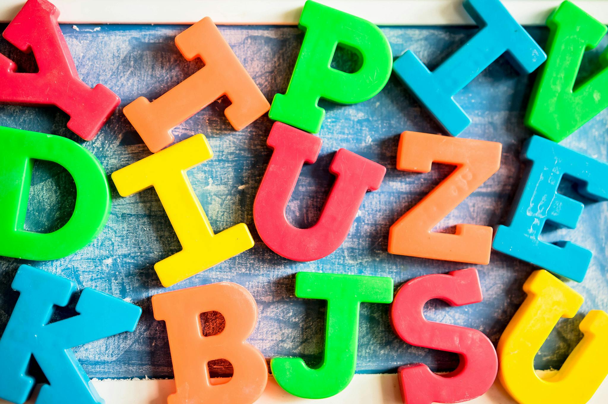 Gekleurde magneten in de vorm van letters.