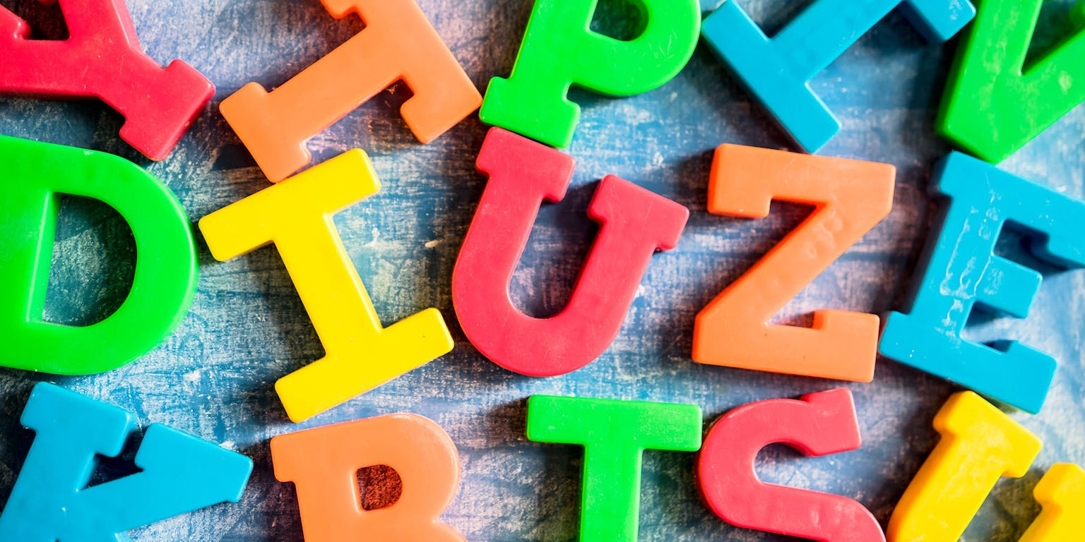 Gekleurde magneten in de vorm van letters.