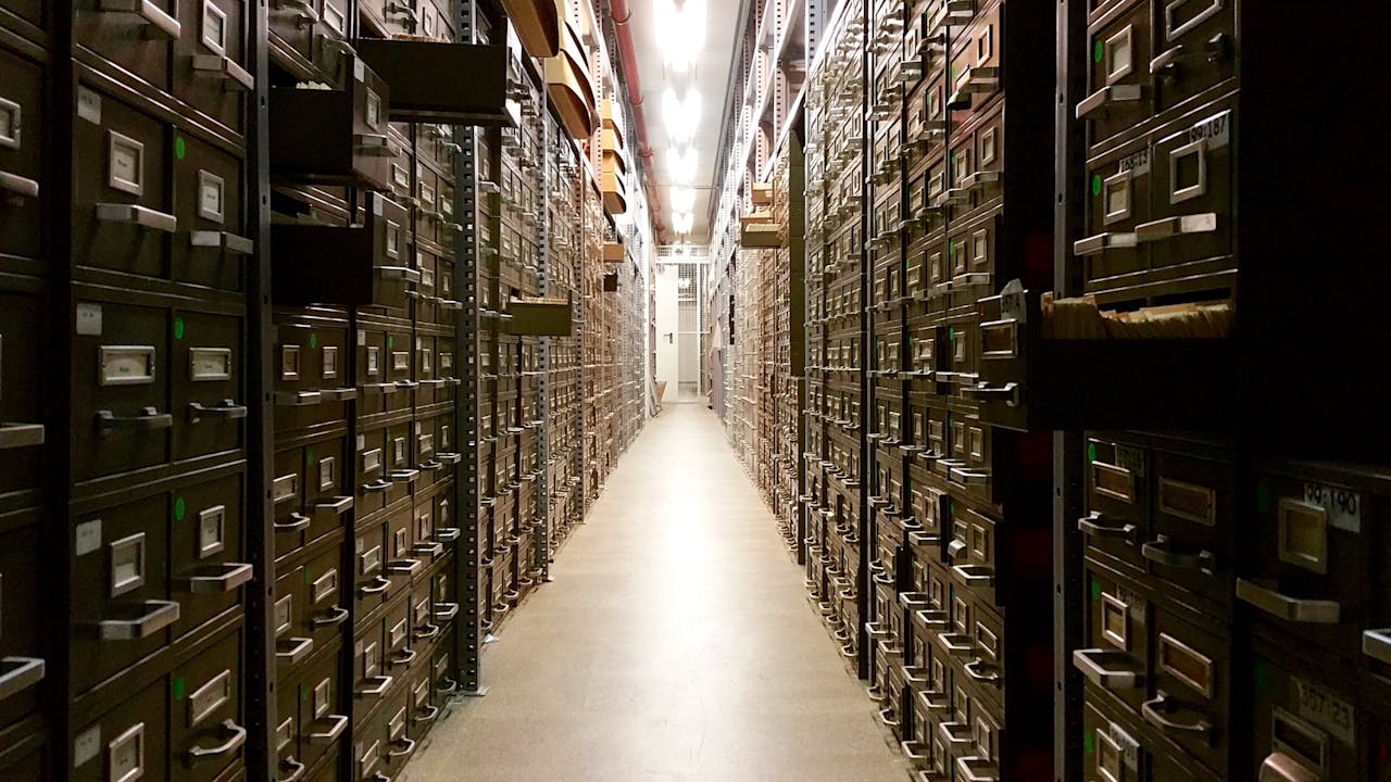 De bibliotheek van het Meertens Instituut huisvest zo’n vijf kilometer aan boeken en twee kilometer aan papieren onderzoekscollecties.