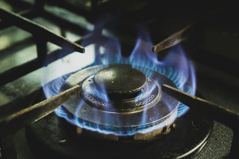 Klimaattechnisch loont het om woningen van het gas te halen. Een brandende gaspit.
