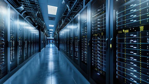 Je zou het misschien niet verwachten: niet Google, niet Microsoft, maar Amazon is de grootste speler op het gebied van cloud computing. In 2024 was het marktaandeel van Amazon in cloud computing maar liefst 30 procent. Tel je Microsoft en Google daarbij op, dan zijn die drie bedrijven samen goed voor meer dan 60 procent. Een gangpad in een datacentrum met aan weerszijden lange rijen servers