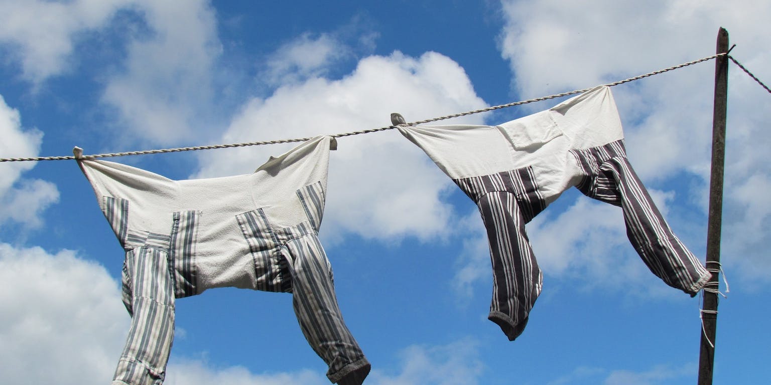 Kledingstukken aan een waslijn