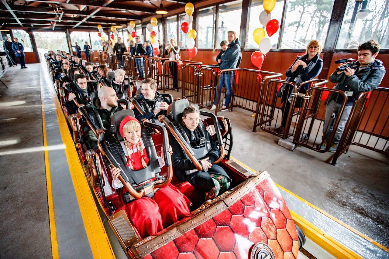 Mensen in een karretje van de Python, een achtbaan in attractiepark de Efteling.