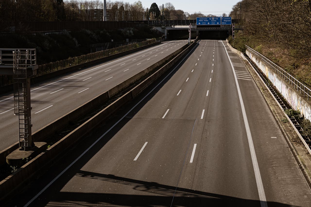 Een lege snelweg met een tunnel op de achtergrond.