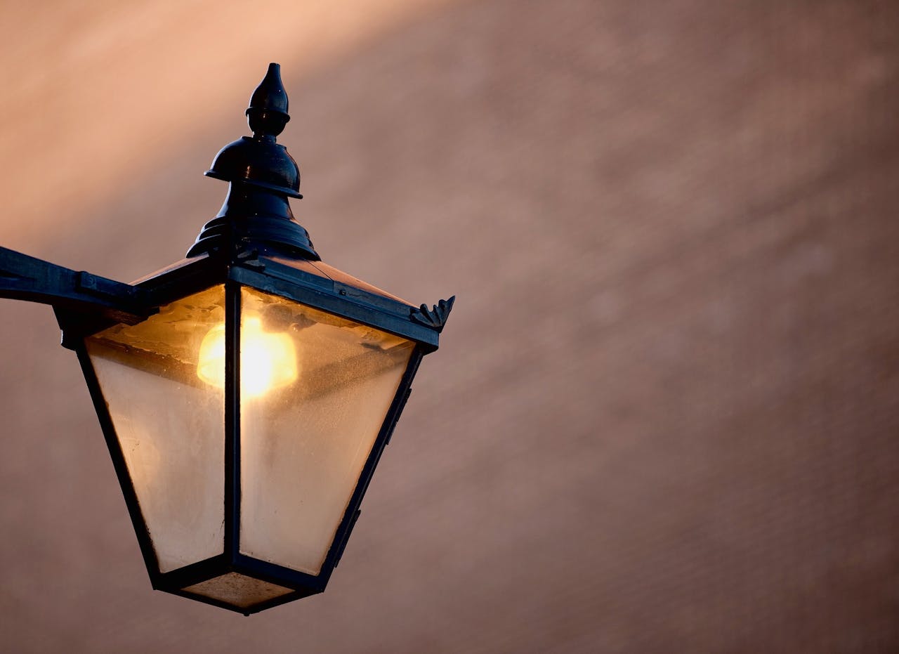 Parijs (1667) en Amsterdam (1669) waren de eerste steden met publieke straatverlichting, andere steden volgden snel.